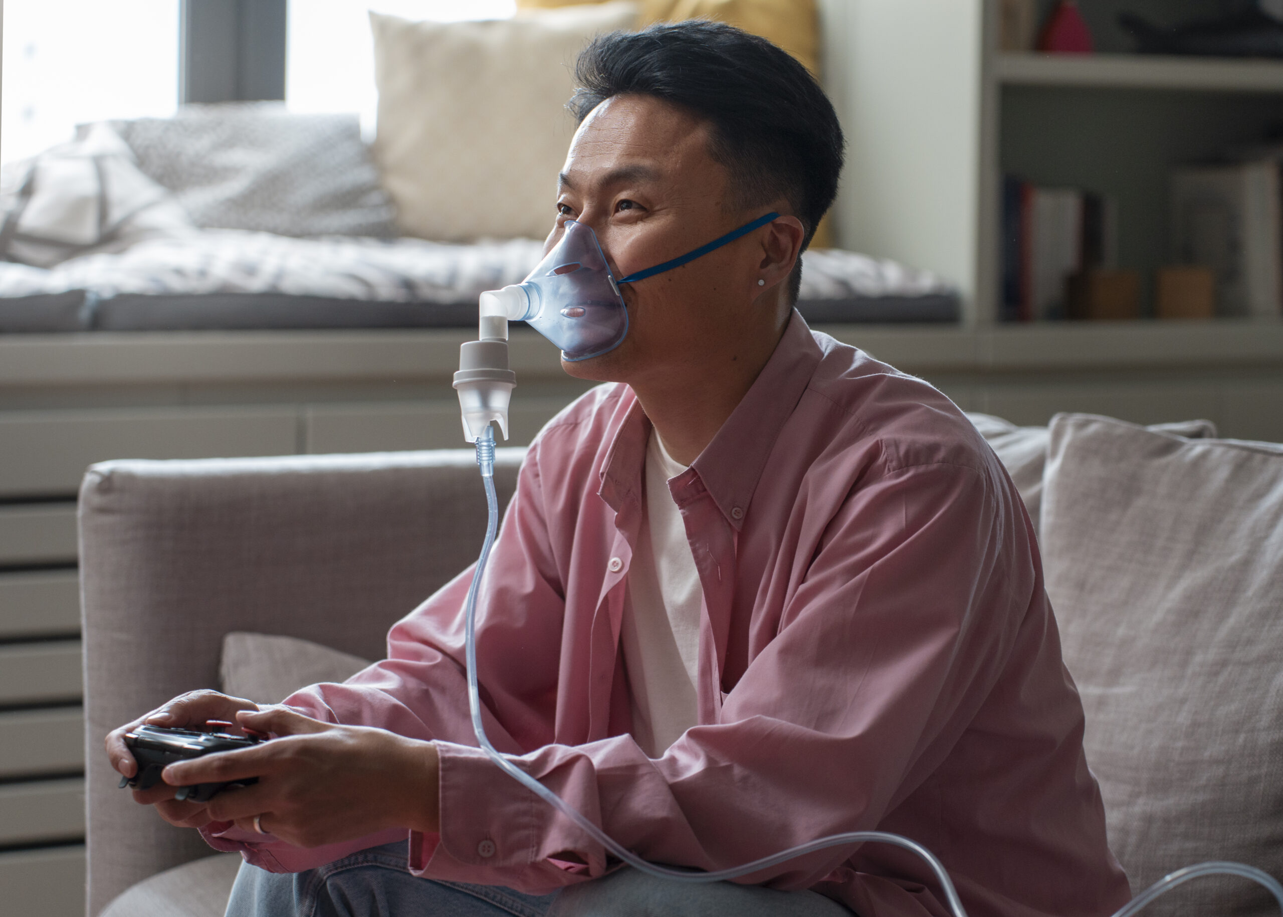 medium-shot-man-using-nebulizer-home